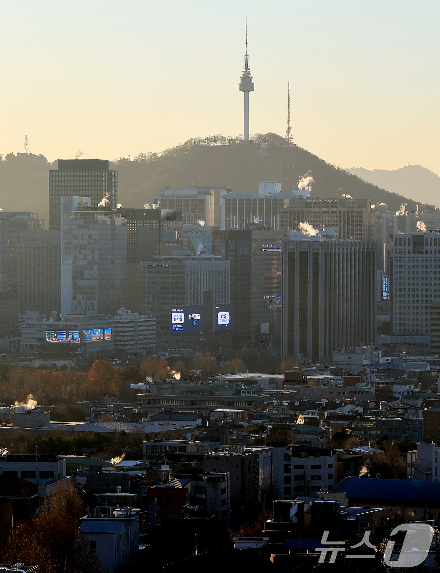 (서울=뉴스1) 이호윤 기자 = 북서쪽에서 찬 공기가 남하하면서 아침 기온이 전국적으로 영하권으로 떨어진 30일 서울 도심 빌딩들이 난방을 가동하며 발생한 수증기가 피어오르고 있다 …