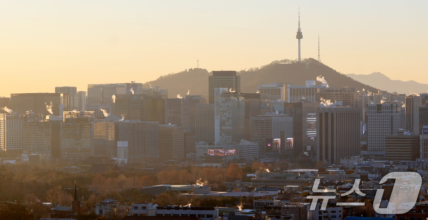 (서울=뉴스1) 이호윤 기자 = 북서쪽에서 찬 공기가 남하하면서 아침 기온이 전국적으로 영하권으로 떨어진 30일 서울 도심 빌딩들이 난방을 가동하며 발생한 수증기가 피어오르고 있다 …