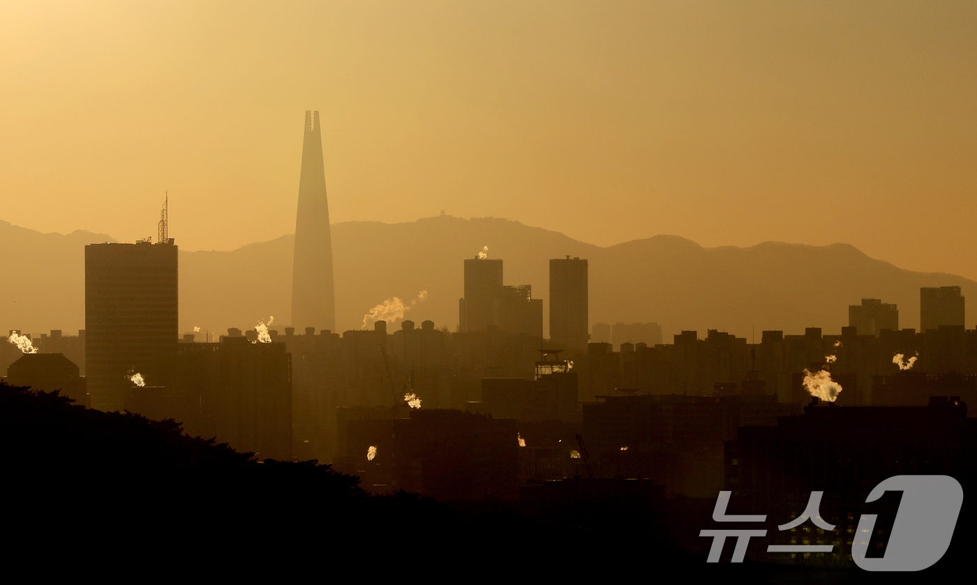 (서울=뉴스1) 이호윤 기자 = 북서쪽에서 찬 공기가 남하하면서 아침 기온이 전국적으로 영하권으로 떨어진 30일 서울 도심 빌딩들이 난방을 가동하며 발생한 수증기가 피어오르고 있다 …