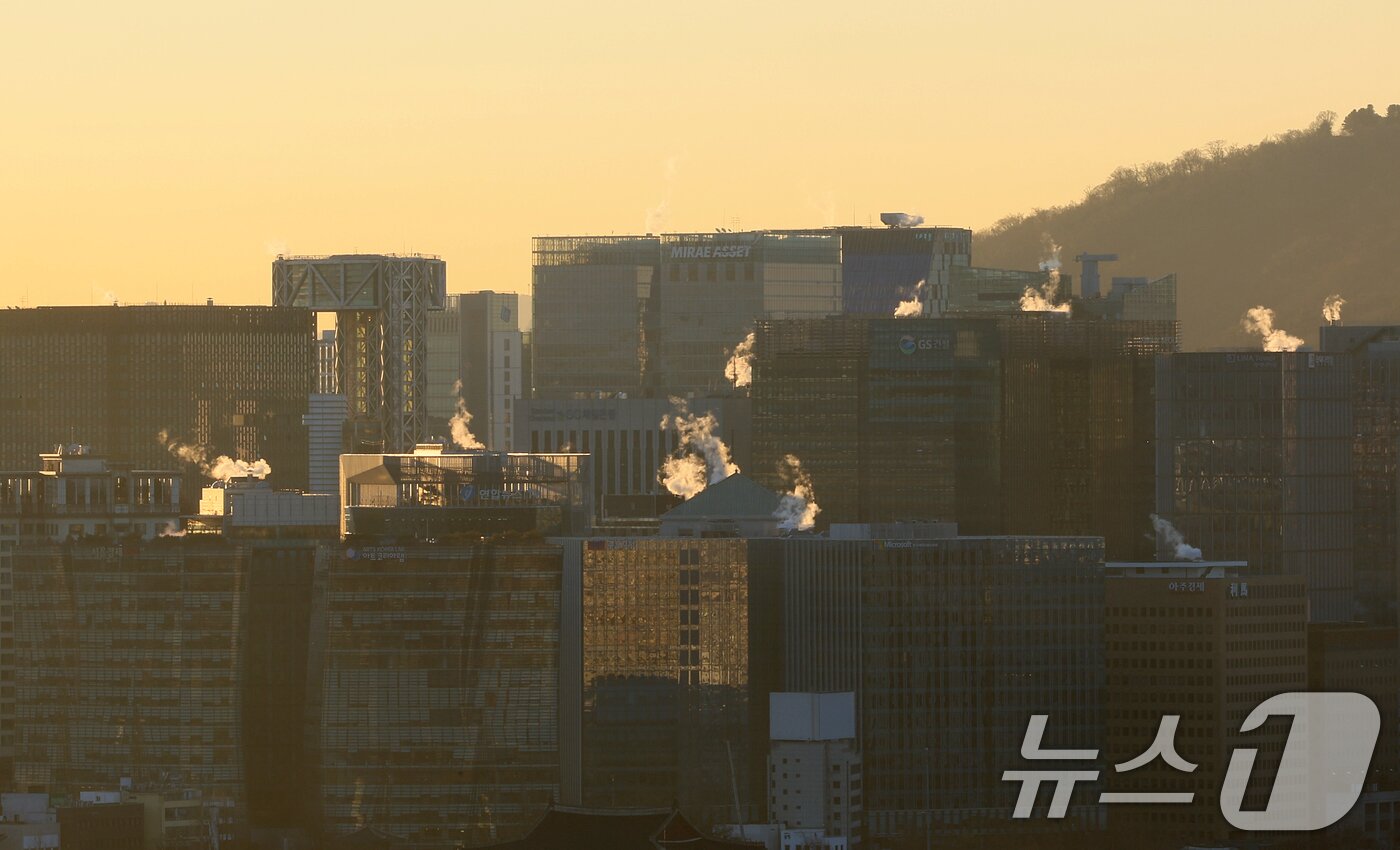 본문 이미지 - 북서쪽에서 찬 공기가 남하하면서 아침 기온이 전국적으로 영하권으로 떨어진 30일 서울 도심 빌딩들이 난방을 가동하며 발생한 수증기가 피어오르고 있다. 2025.12.30/뉴스1 ⓒ News1 이호윤 기자
