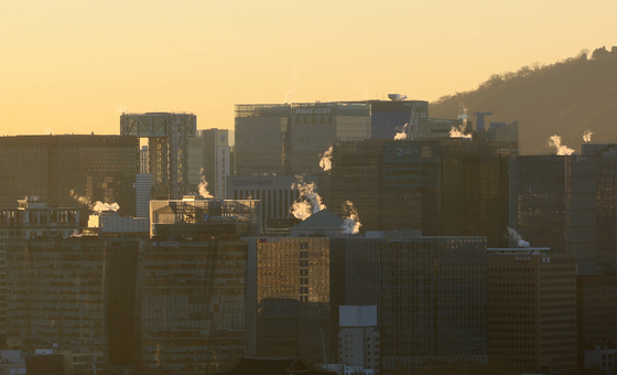 서울 건물에 피어오르는 난방 수증기