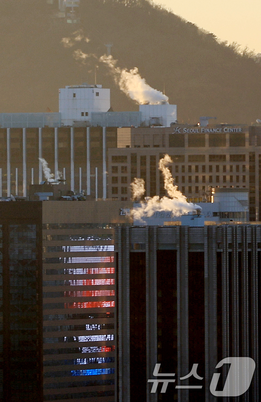 (서울=뉴스1) 이호윤 기자 = 북서쪽에서 찬 공기가 남하하면서 아침 기온이 전국적으로 영하권으로 떨어진 30일 서울 도심 빌딩들이 난방을 가동하며 발생한 수증기가 피어오르고 있다 …