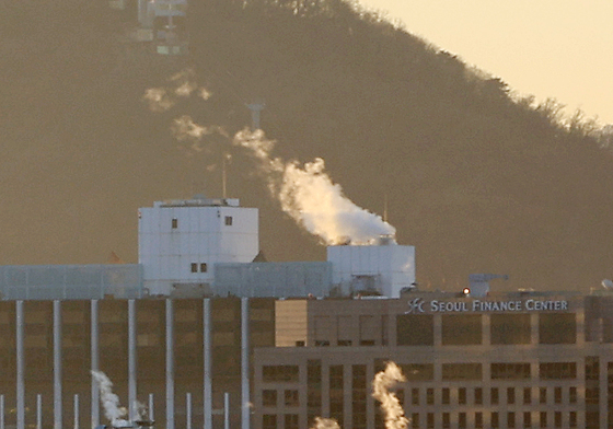난방 피우는 서울 건물들