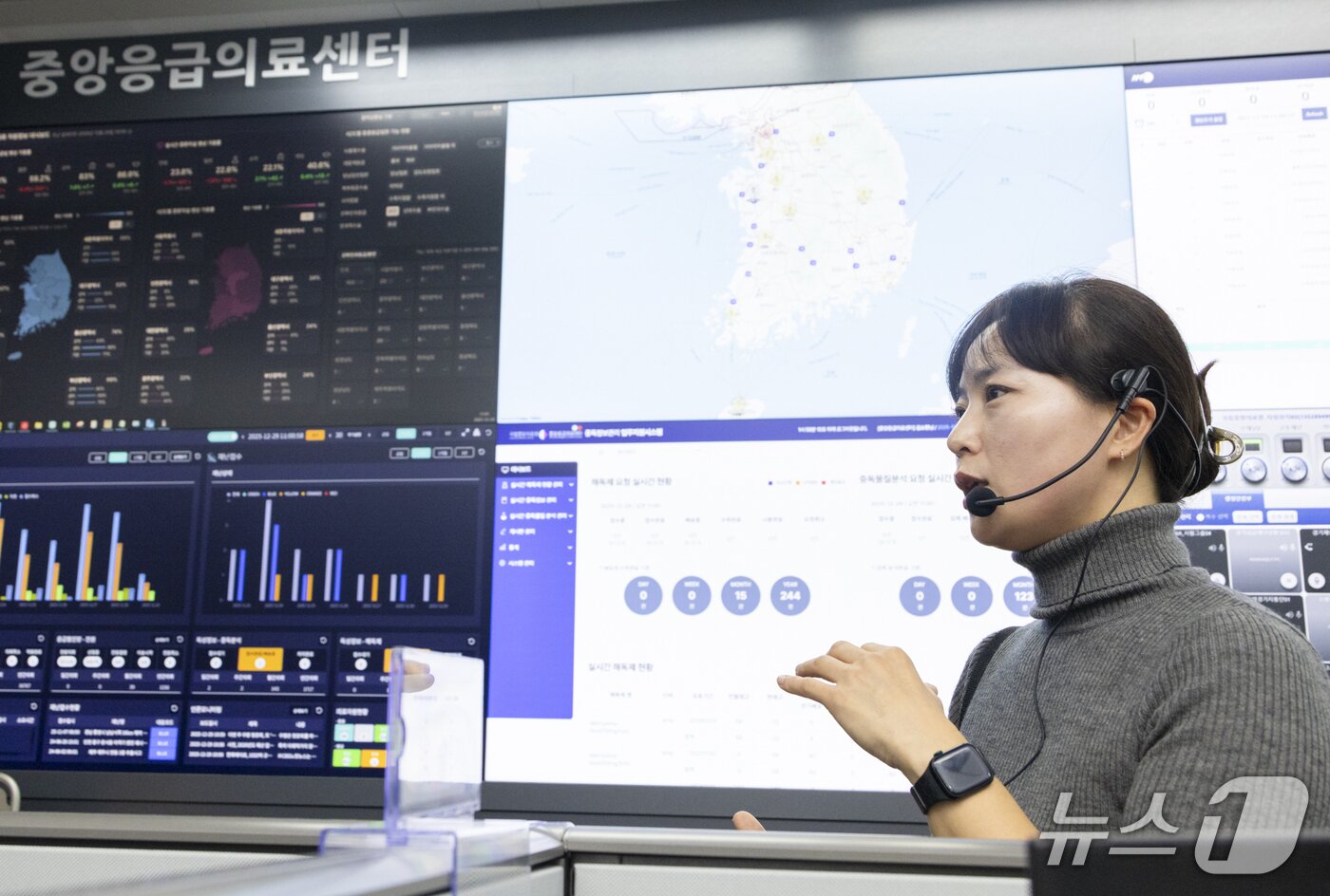 본문 이미지 - 중앙응급의료센터의 김정언 중앙응급의료상황실장(응급의학과 전문의, 사진)은 "센터가 수집하고 있는 실시간 병상 정보 등을 고도화하는 작업을 진행 중"이라며 "119 구급대가 현장에서 힘들게 병원 선정하는 과정이 지속돼서는 안 된다고 본다"고 강조했다.(보건복지부 제공)