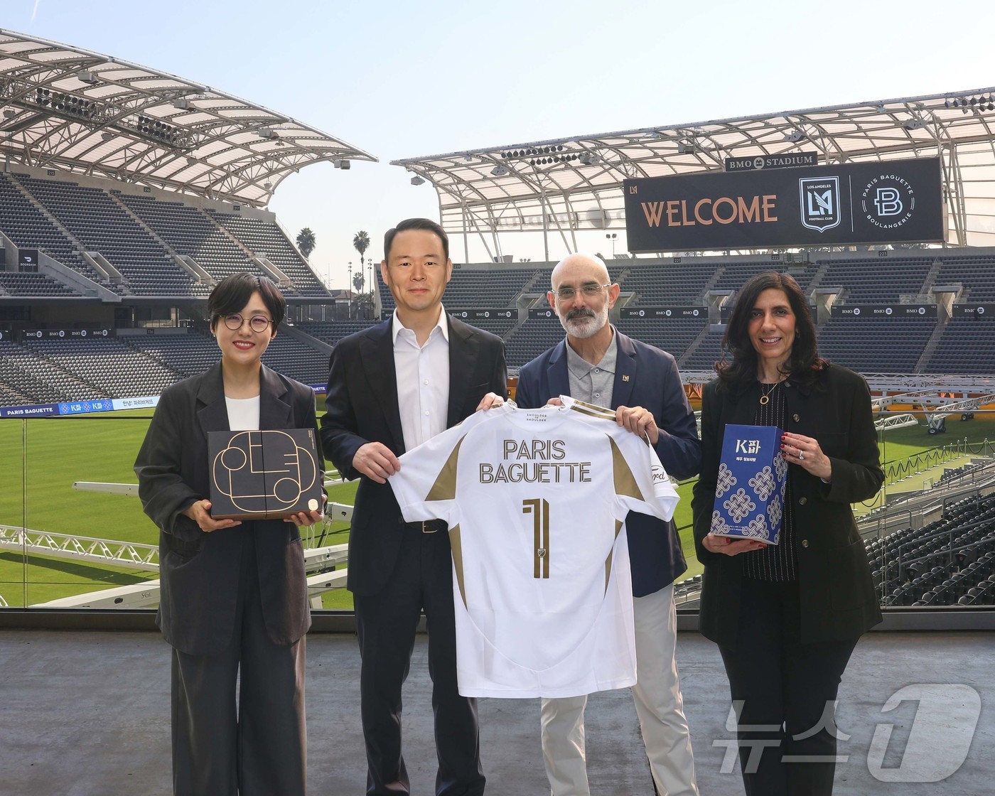 (서울=뉴스1) = 파리바게뜨는 미국 메이저리그사커의 ‘로스엔젤레스 FC(LAFC)’와 국내 식품외식업계 최초로 파트너십을 체결했다고 30일 밝혔다. 사진은 미국 캘리포니아주 BM …