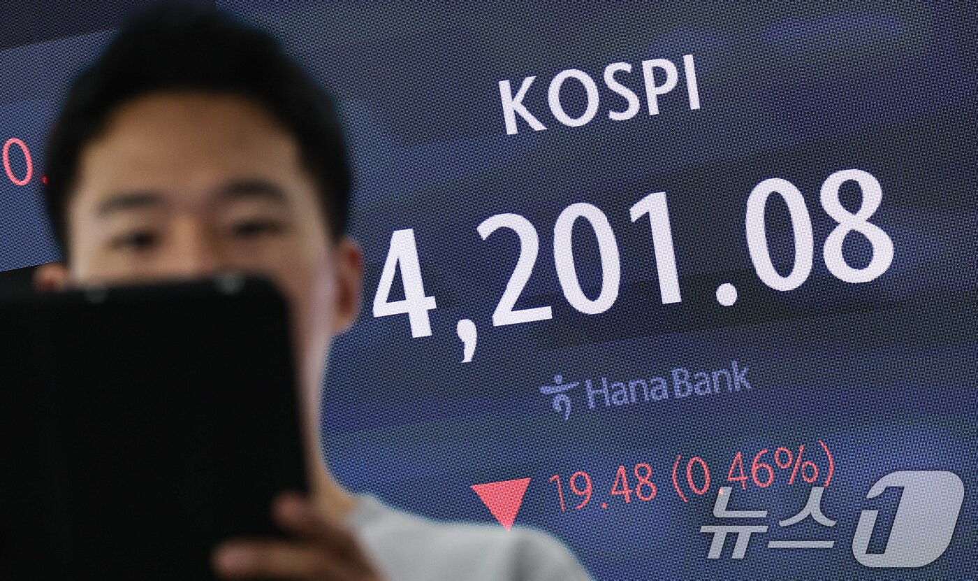 본문 이미지 -  서울 중구 하나은행 딜링룸 전광판에 코스피 등 시황이 표시되고 있다. 2025.12.30/뉴스1 ⓒ News1 김도우 기자