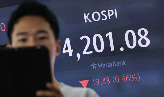 '거래 마지막 날' 코스피, 하락 출발