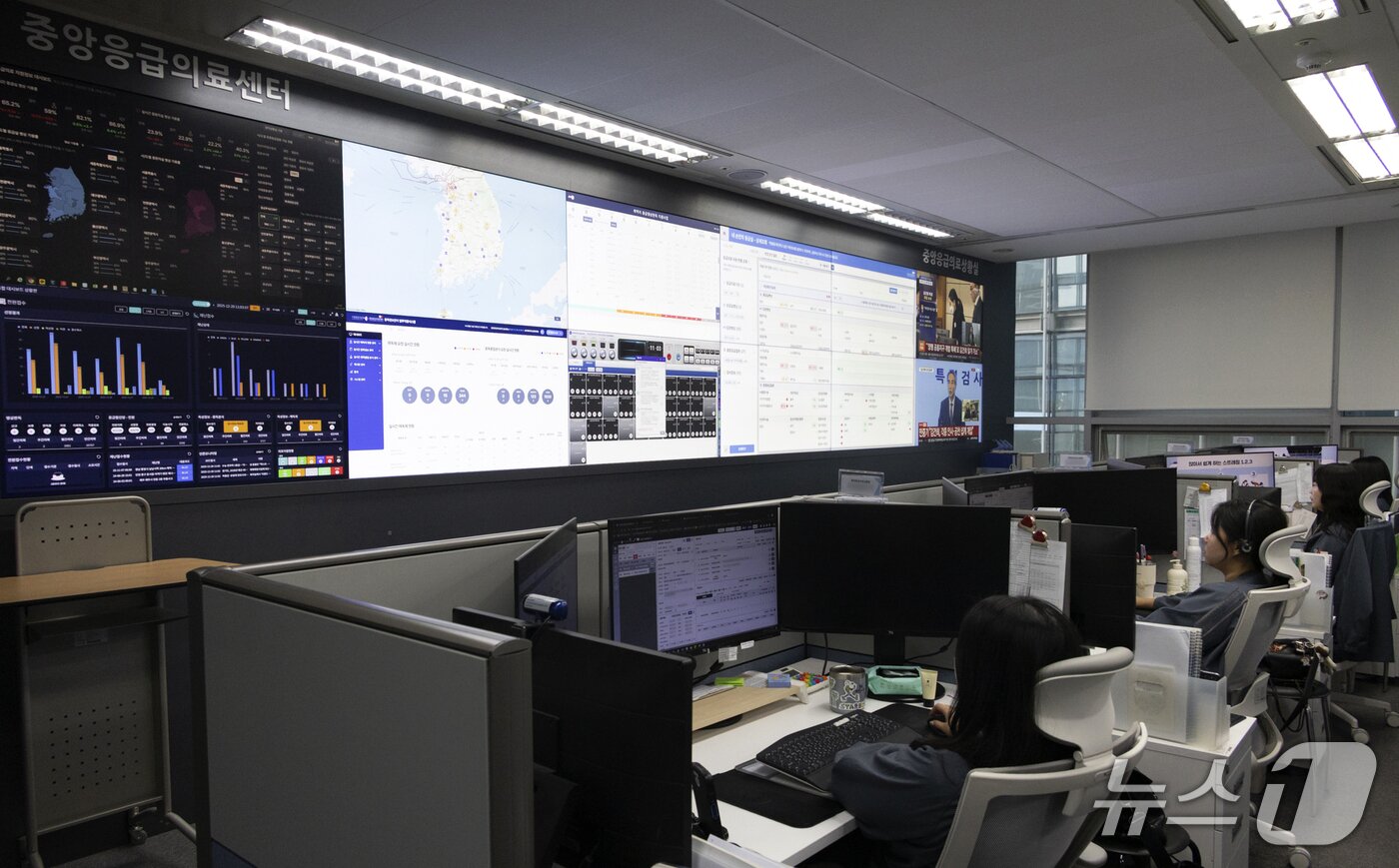 본문 이미지 - 서울 중구 을지로 내 마련된 중앙응급의료센터의 중앙응급의료상황실에서 상황요원들이 업무를 보고 있다.(보건복지부 제공)