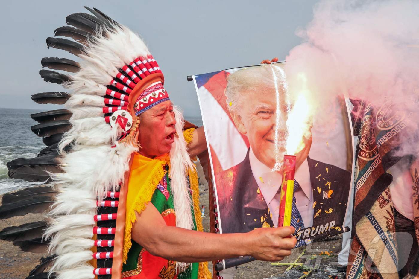 (AFP=뉴스1) 윤다정 기자 = 29일(현지시간) 페루 리마주 초리요스에서 열린 연말 의식에서 한 주술사가 도널드 트럼프 미국 대통령의 사진을 들고 있다. 2025.12.29.ⓒ …