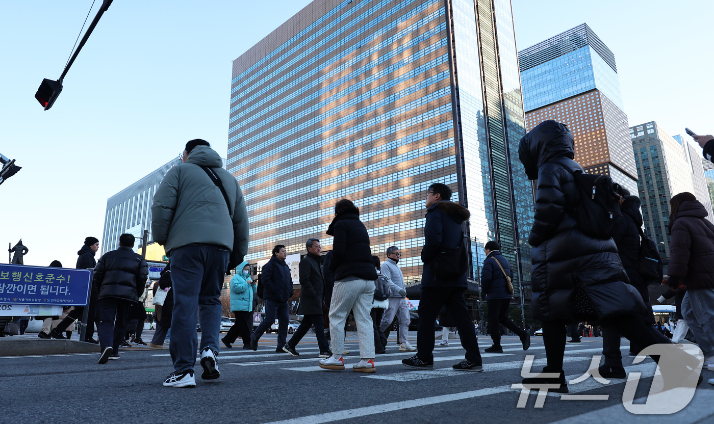 (서울=뉴스1) 구윤성 기자 = 수도권 최저기온이 영하권을 보인 30일 오후 서울 광화문네거리에서 추위에 움츠린 시민들이 출근길 발걸음을 옮기고 있다.  2025.12.30/뉴스1 …