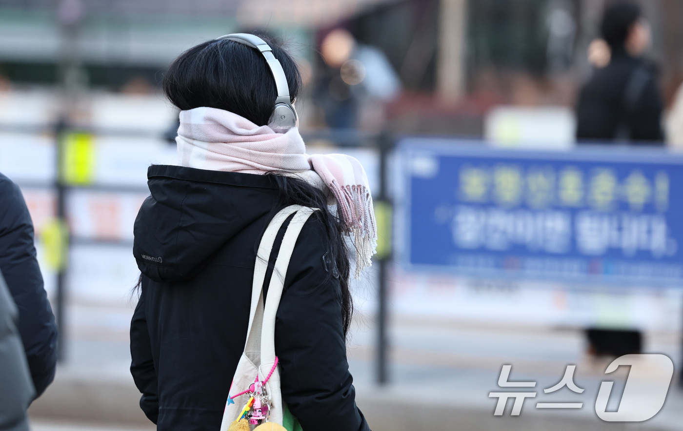 (서울=뉴스1) 구윤성 기자 = 수도권 최저기온이 영하권을 보인 30일 오후 서울 광화문네거리에서 추위에 움츠린 시민이 출근길 발걸음을 옮기고 있다.  2025.12.30/뉴스1