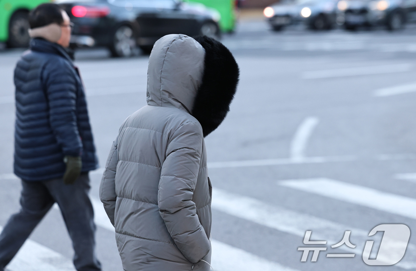 (서울=뉴스1) 구윤성 기자 = 수도권 최저기온이 영하권을 보인 30일 오후 서울 광화문네거리에서 추위에 움츠린 시민들이 출근길 발걸음을 옮기고 있다.  2025.12.30/뉴스1 …