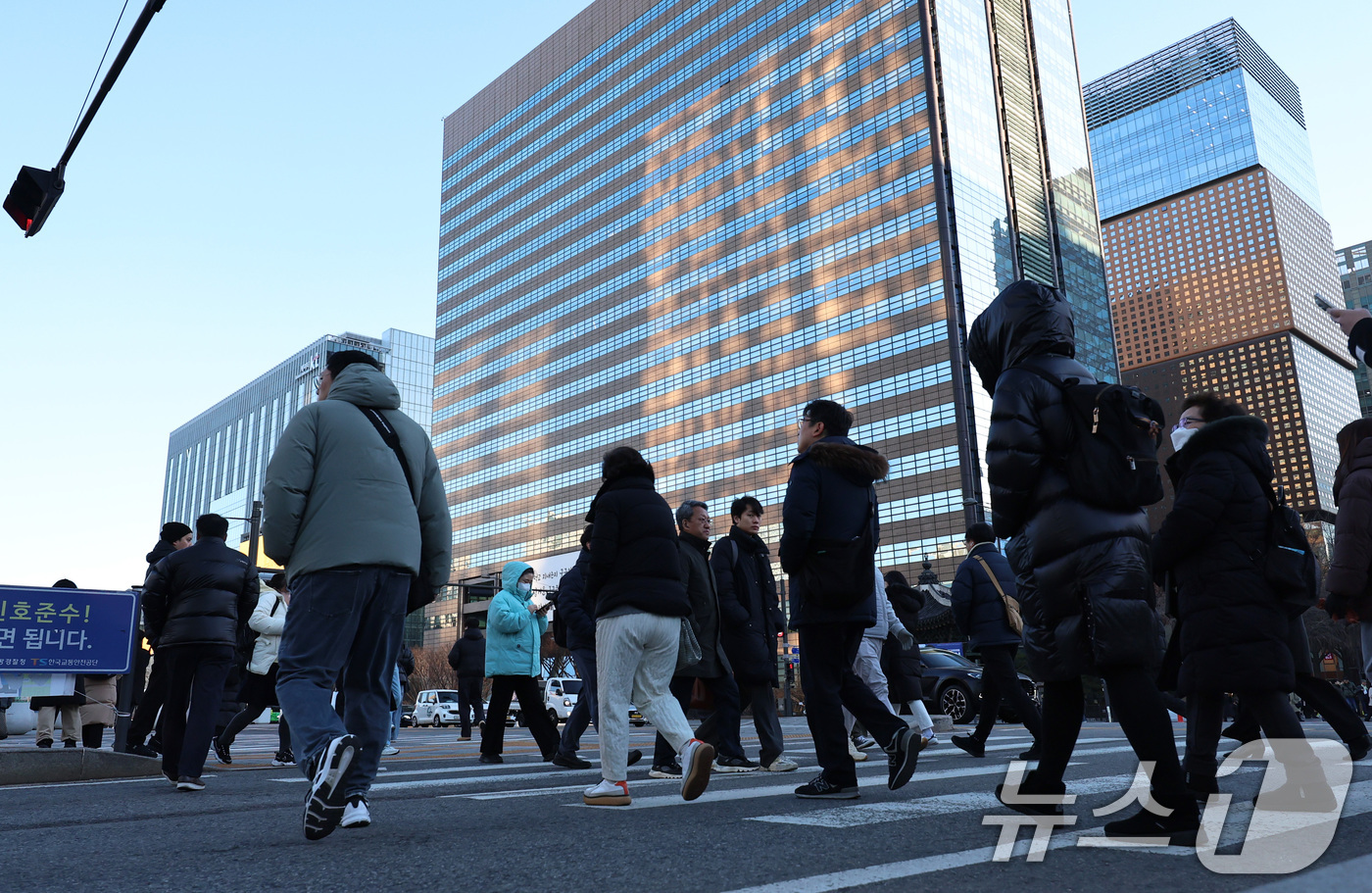 (서울=뉴스1) 구윤성 기자 = 수도권 최저기온이 영하권을 보인 30일 오후 서울 광화문네거리에서 추위에 움츠린 시민들이 출근길 발걸음을 옮기고 있다.  2025.12.30/뉴스1 …