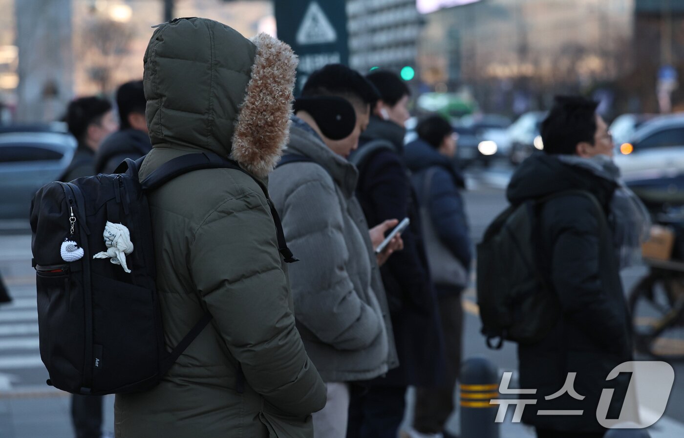 본문 이미지 - 수도권 최저기온이 영하권을 보인 30일 오후 서울 광화문네거리에서 추위에 움츠린 시민들이 신호를 기다리고 있다. 2025.12.30/뉴스1 ⓒ News1 구윤성 기자