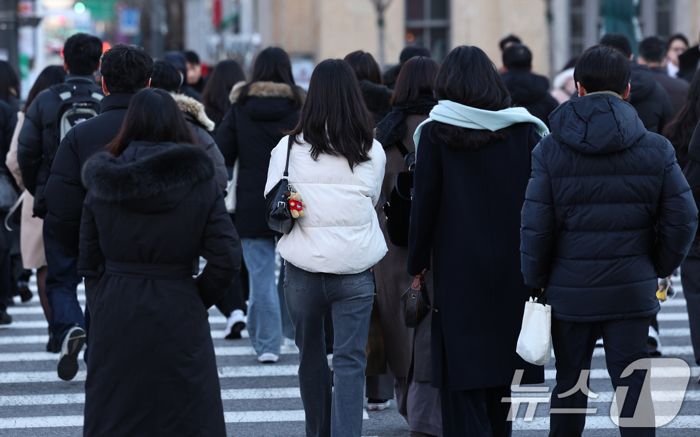 (서울=뉴스1) 구윤성 기자 = 수도권 최저기온이 영하권을 보인 30일 오후 서울 광화문네거리에서 추위에 움츠린 시민들이 출근길 발걸음을 옮기고 있다.  2025.12.30/뉴스1 …
