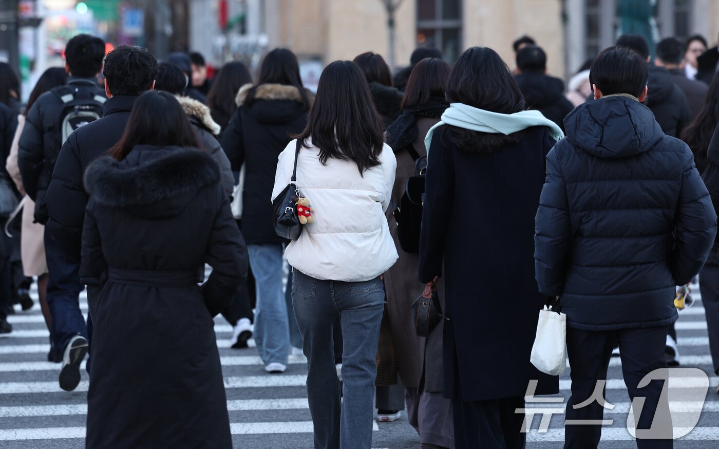 본문 이미지 - 수도권 최저기온이 영하권을 보인 30일 오후 서울 광화문네거리에서 추위에 움츠린 시민들이 출근길 발걸음을 옮기고 있다. 2025.12.30/뉴스1 ⓒ News1 구윤성 기자