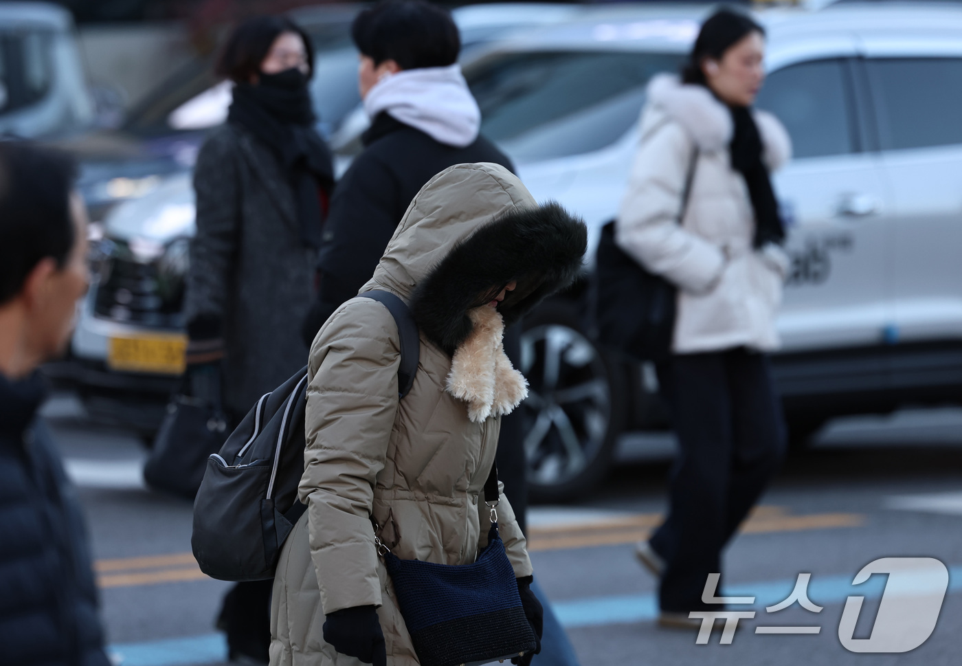 (서울=뉴스1) 구윤성 기자 = 수도권 최저기온이 영하권을 보인 30일 오후 서울 광화문네거리에서 추위에 움츠린 시민들이 출근길 발걸음을 옮기고 있다.  2025.12.30/뉴스1 …