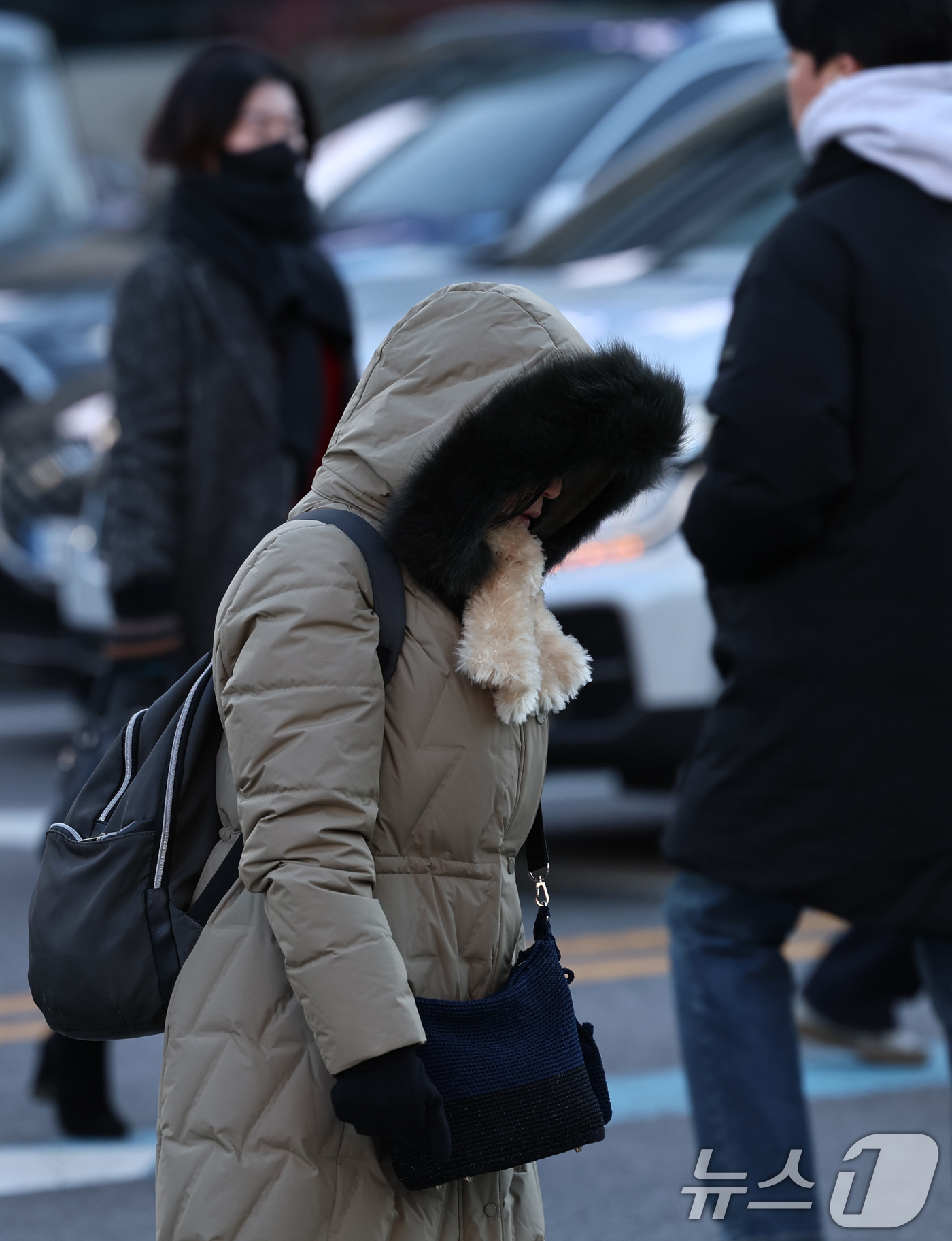 (서울=뉴스1) 구윤성 기자 = 수도권 최저기온이 영하권을 보인 30일 오후 서울 광화문네거리에서 추위에 움츠린 시민들이 출근길 발걸음을 옮기고 있다.  2025.12.30/뉴스1 …