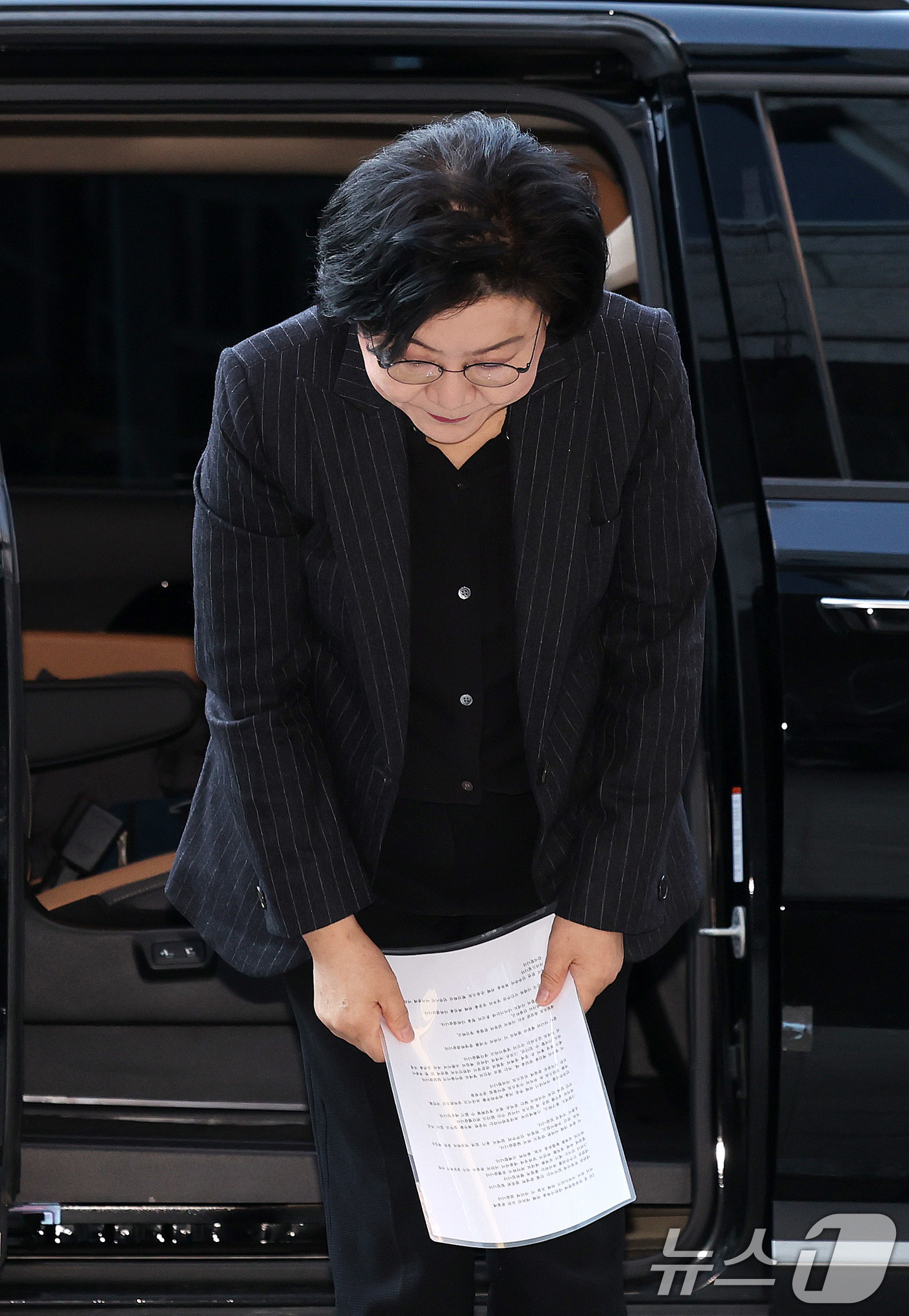 (서울=뉴스1) 박지혜 기자 = 초대 기획예산처 장관 후보자로 지명된 이혜훈 전 국민의힘 의원이 30일 오전 서울 중구 예금보험공사에 마련된 인사청문회 준비 사무실로 출근하며 고개 …