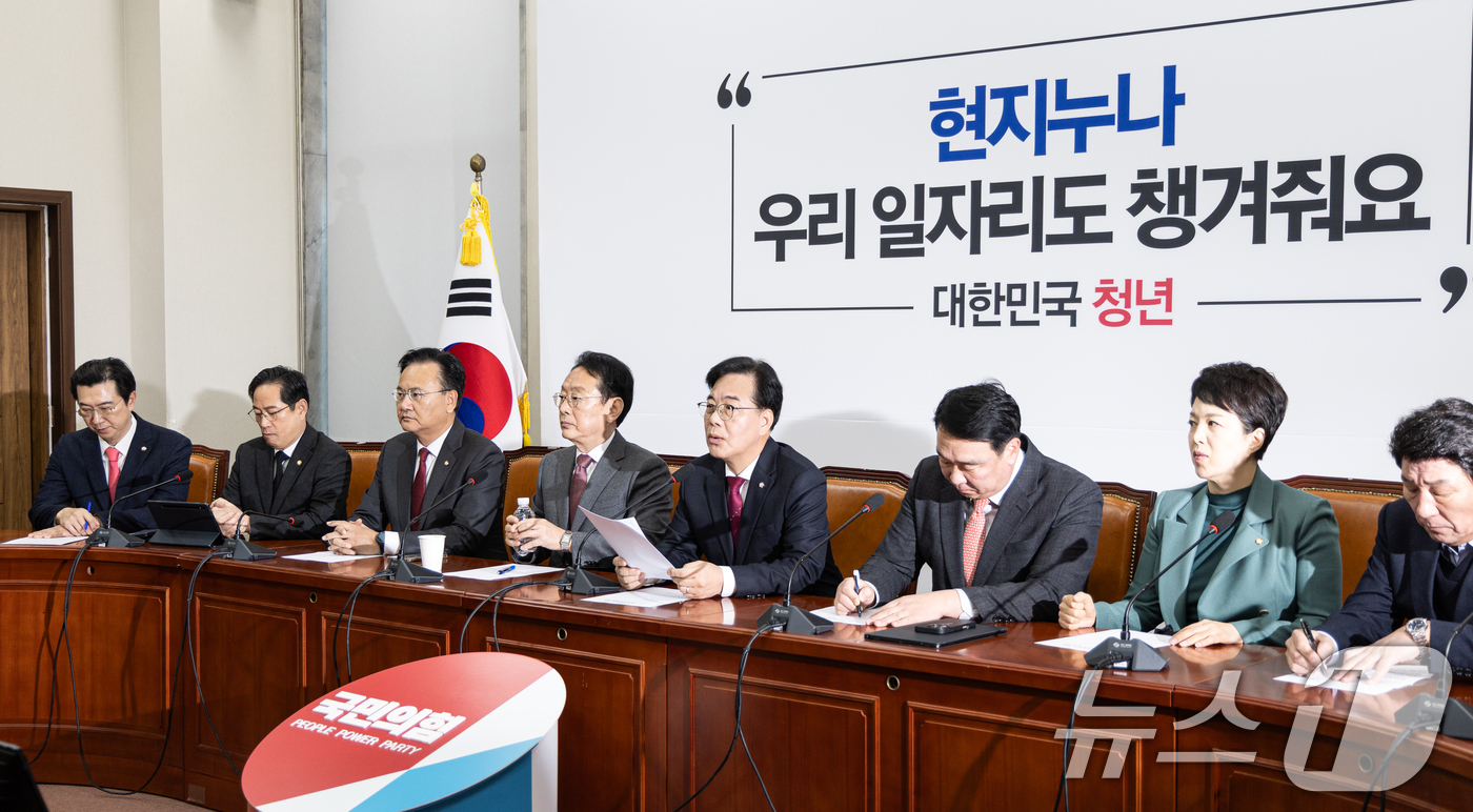 (서울=뉴스1) 이승배 기자 = 송언석 국민의힘 원내대표가 30일 서울 여의도 국회에서 열린 원내대책회의에서 모두발언하고 있다. 2025.12.30/뉴스1