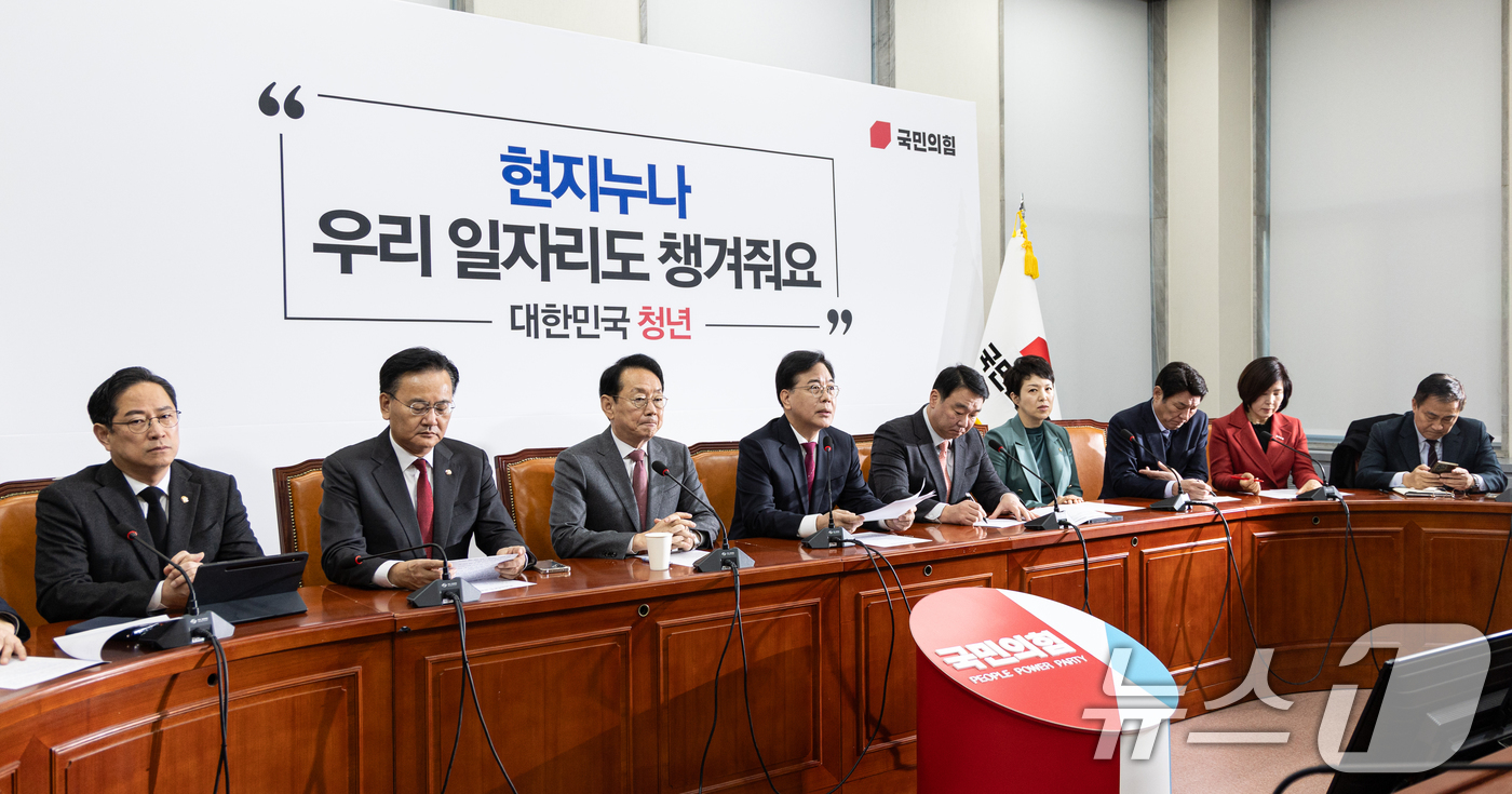 (서울=뉴스1) 이승배 기자 = 송언석 국민의힘 원내대표가 30일 서울 여의도 국회에서 열린 원내대책회의에서 모두발언하고 있다. 2025.12.30/뉴스1