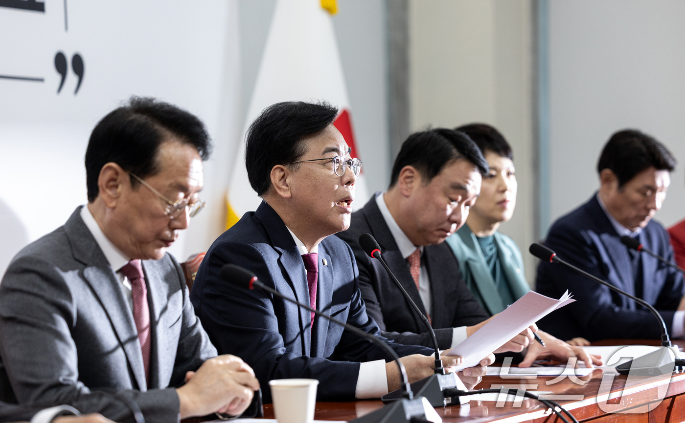 (서울=뉴스1) 이승배 기자 = 송언석 국민의힘 원내대표가 30일 서울 여의도 국회에서 열린 원내대책회의에서 모두발언하고 있다. 2025.12.30/뉴스1