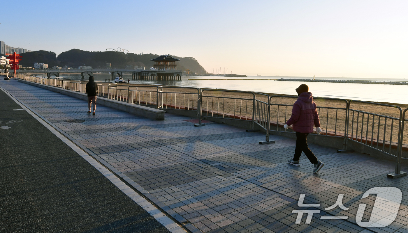 (포항=뉴스1) 최창호 기자 = 30일 경북 포항시가 2026년 병오년 새해 첫 해맞이 행사가 열리는 북구 영일대해수욕장 누각 주변에 해맞이객들의 안전을 위해 안전펜스가 설치돼 있 …