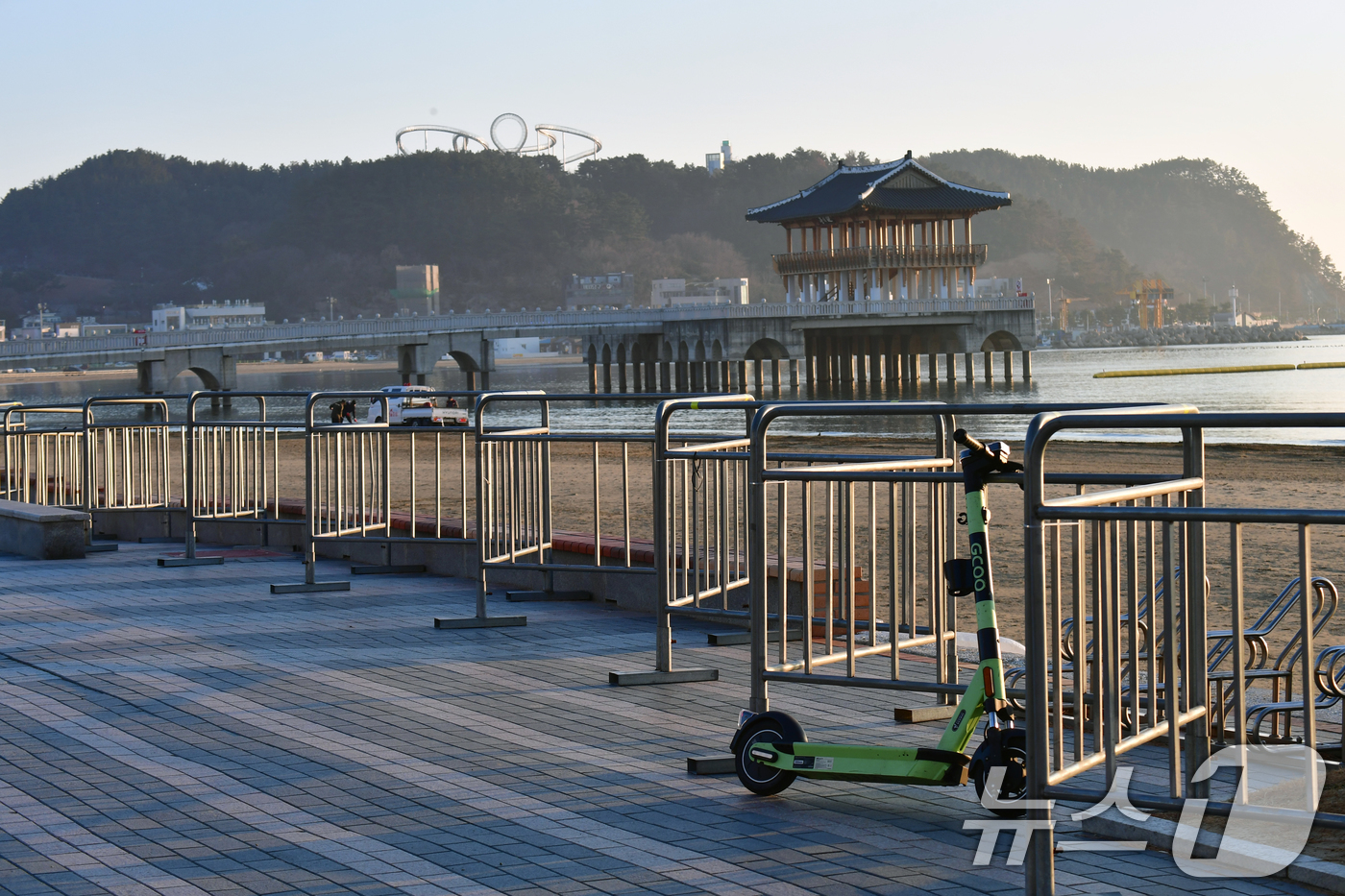 (포항=뉴스1) 최창호 기자 = 30일 경북 포항시가 2026년 병오년 새해 첫 해맞이 행사가 열리는 북구 영일대해수욕장 누각 주변에 해맞이객들의 안전을 위해 안전펜스가 설치돼있다 …