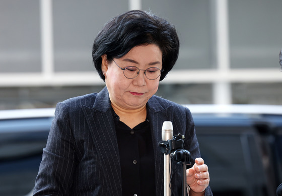 생각에 잠긴 이혜훈 후보자