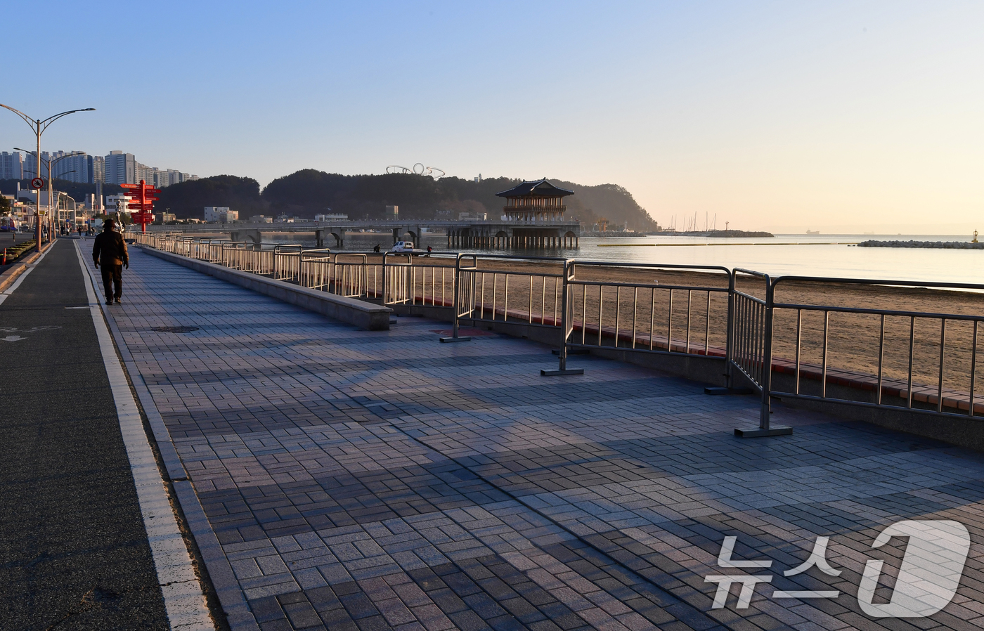 (포항=뉴스1) 최창호 기자 = 30일 경북 포항시가 2026년 병오년 새해 첫 해맞이 행사가 열리는 북구 영일대해수욕장 누각 주변에 해맞이객들의 안전을 위해 안전펜스가 설치돼 있 …