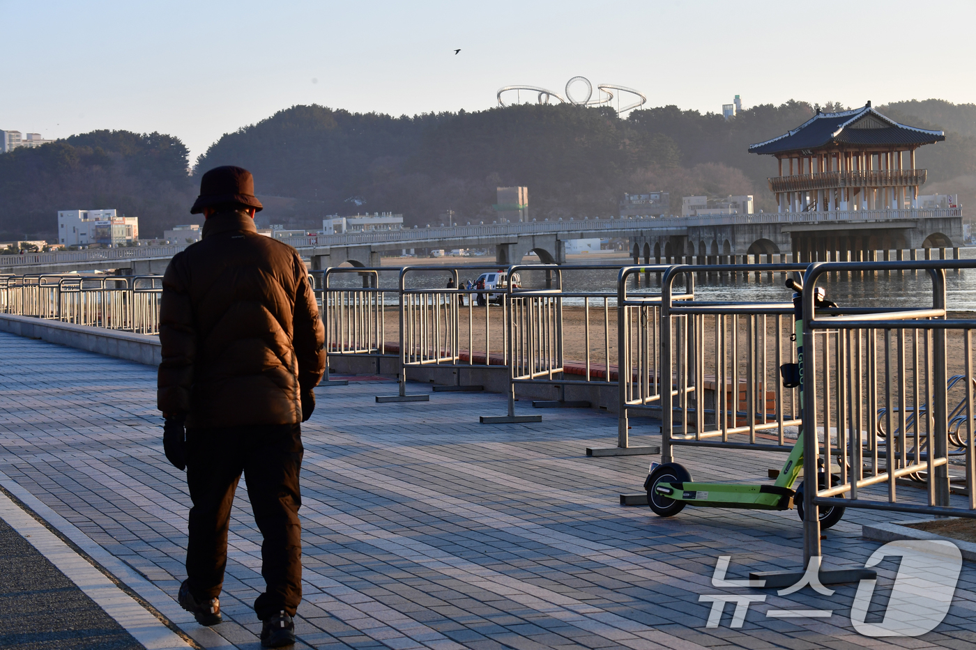 (포항=뉴스1) 최창호 기자 = 30일 경북 포항시가 2026년 병오년 새해 첫 해맞이 행사가 열리는 북구 영일대해수욕장 누각 주변에 해맞이객들의 안전을 위해 안전펜스가 설치돼 있 …
