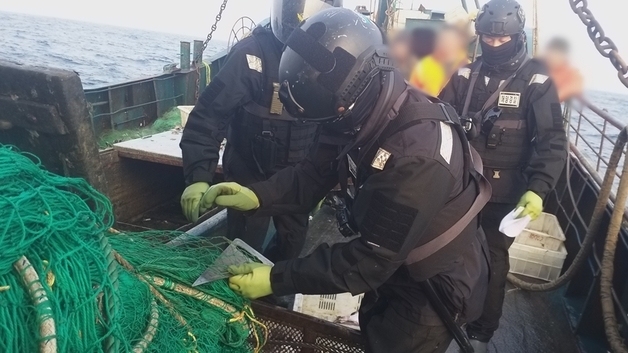 군산해경, 한·중 어업협정 해상서 포획 사실 숨긴 중국어선 나포