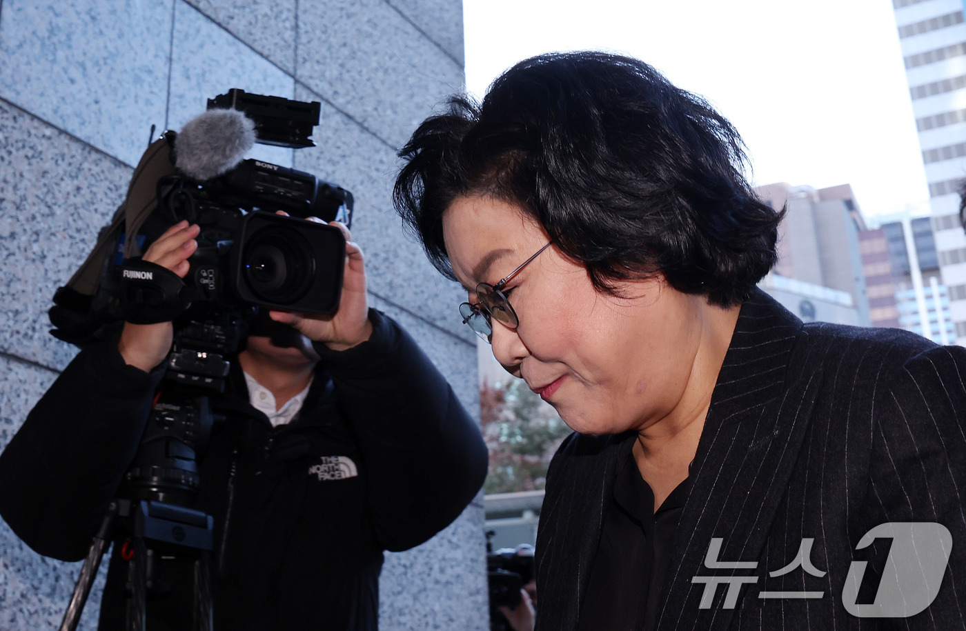 (서울=뉴스1) 박지혜 기자 = 초대 기획예산처 장관 후보자로 지명된 이혜훈 전 국민의힘 의원이 30일 오전 서울 중구 예금보험공사에 마련된 인사청문회 준비 사무실로 출근하고 있다 …