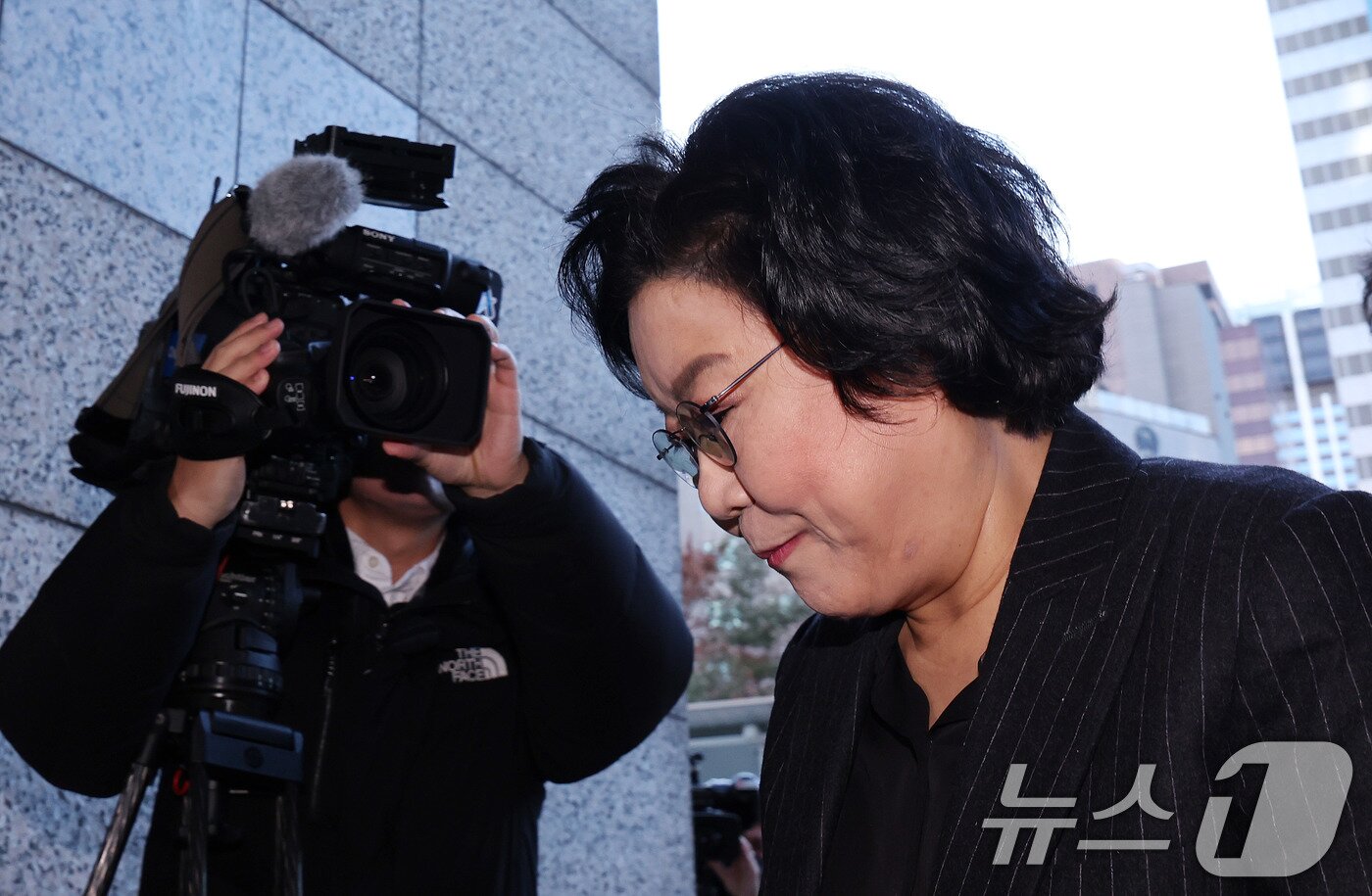 본문 이미지 - 초대 기획예산처 장관 후보자로 지명된 이혜훈 전 국민의힘 의원이 30일 오전 서울 중구 예금보험공사에 마련된 인사청문회 준비 사무실로 출근하고 있다. 2025.12.30/뉴스1 ⓒ News1 박지혜 기자