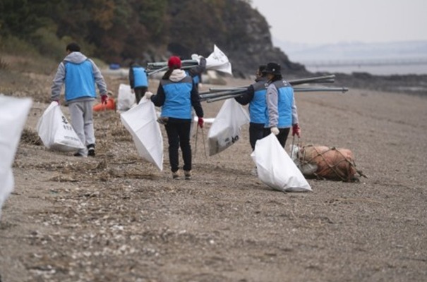 인천관광공사, 인천 섬 지역상생 캠프서 해안 정화·주민 교류 활동