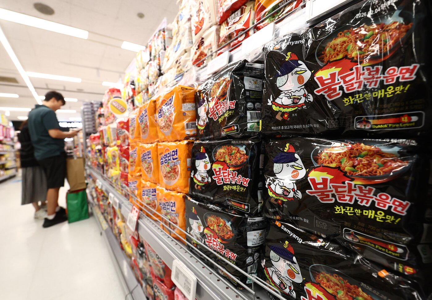 본문 이미지 - 서울시내 한 대형마트에 불닭볶음면이 진열돼 있는 모습.