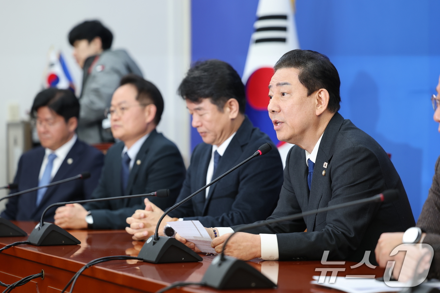 (서울=뉴스1) 이승배 기자 = 김병기 더불어민주당 원내대표가 30일 서울 여의도 국회에서 열린 원내대책회의에서 최근 불거진 의혹과 관련해 사퇴 입장을 밝히고 있다. 2025.12 …