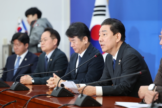 사퇴 밝히는 김병기 원내대표