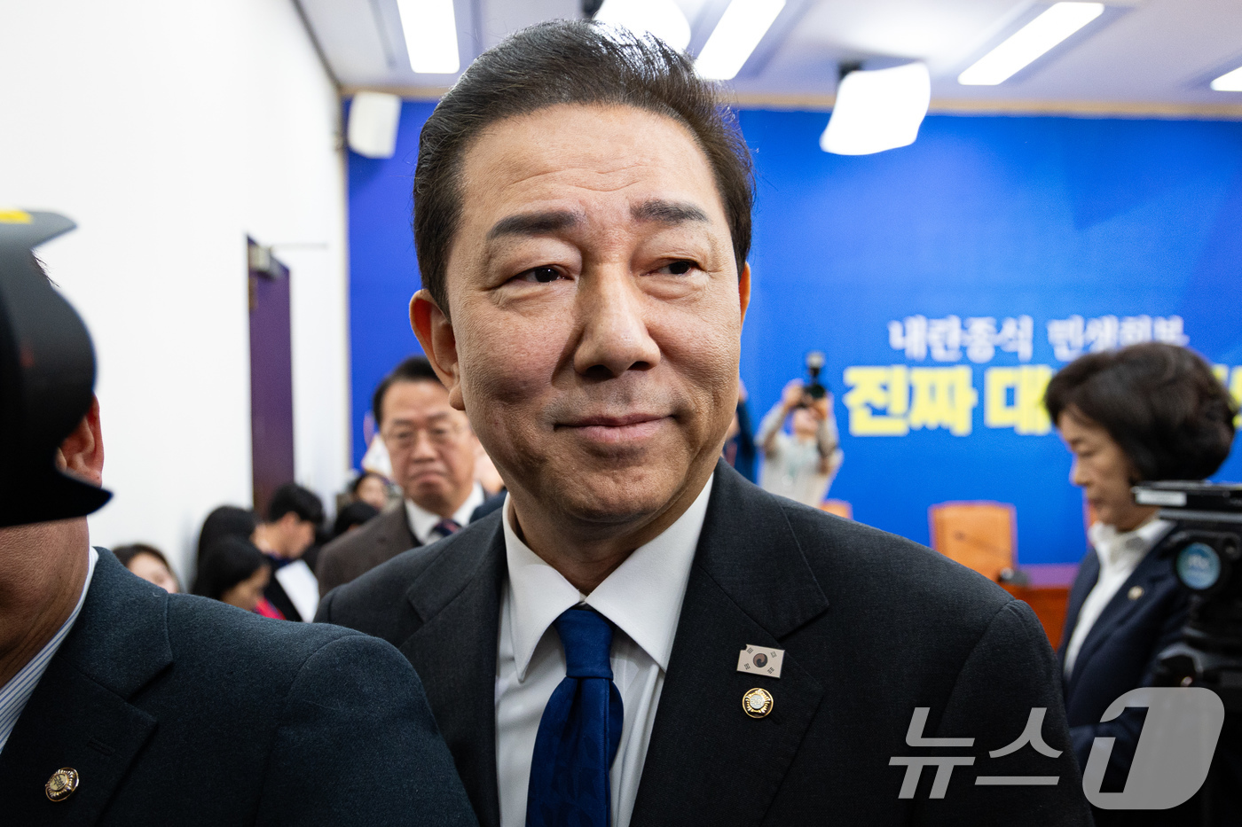 (서울=뉴스1) 유승관 기자 = 김병기 더불어민주당 원내대표가 30일 서울 여의도 국회에서 열린 원내대책회의에서 원내대표직 사퇴를 밝힌 후 회의실을 나서고 있다. 2025.12.3 …