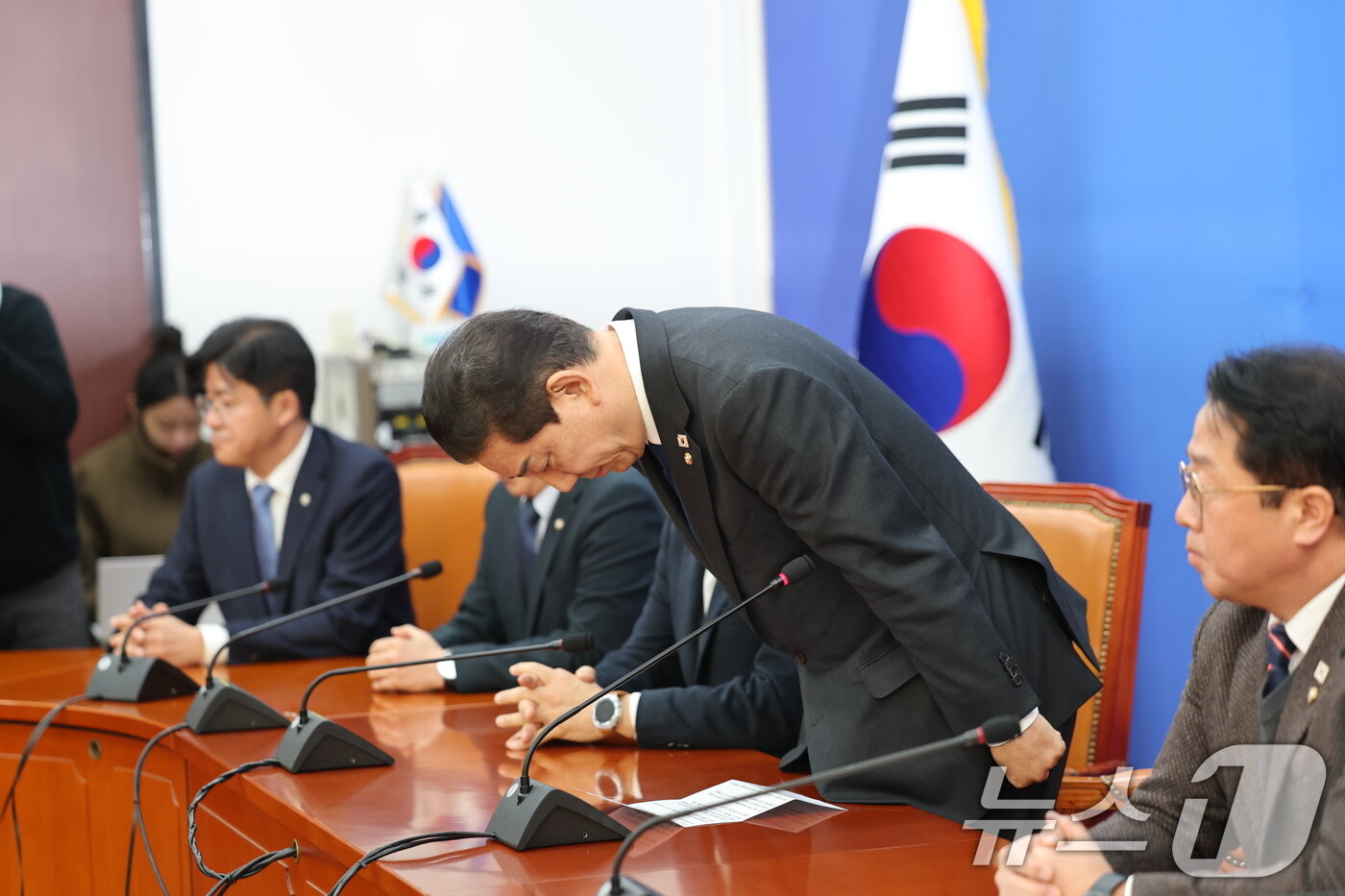 본문 이미지 - 김병기 더불어민주당 원내대표가 30일 서울 여의도 국회에서 열린 원내대책회의에서 최근 불거진 의혹과 관련해 사퇴 입장을 밝히기 전 고개숙여 인사를 하고 있다. 2025.12.30/뉴스1 ⓒ News1 이승배 기자
