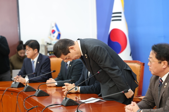 고개숙여 인사하는 김병기 원내대표