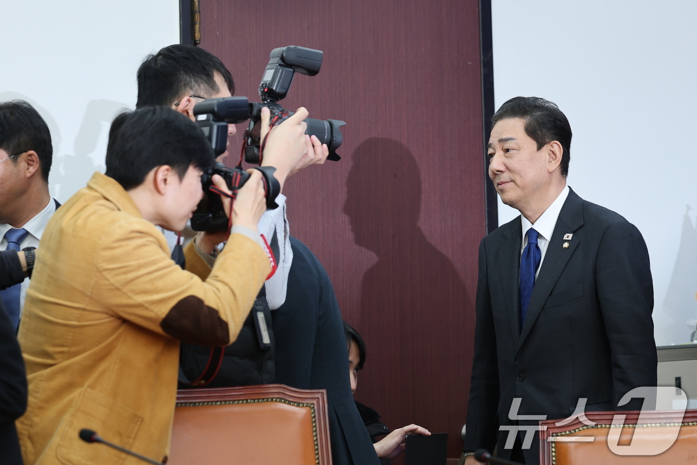 (서울=뉴스1) 이승배 기자 = 김병기 더불어민주당 원내대표가 30일 서울 여의도 국회에서 열린 원내대책회의에서 최근 불거진 의혹과 관련해 사퇴 입장을 밝힌 후 회의장을 나서고 있 …