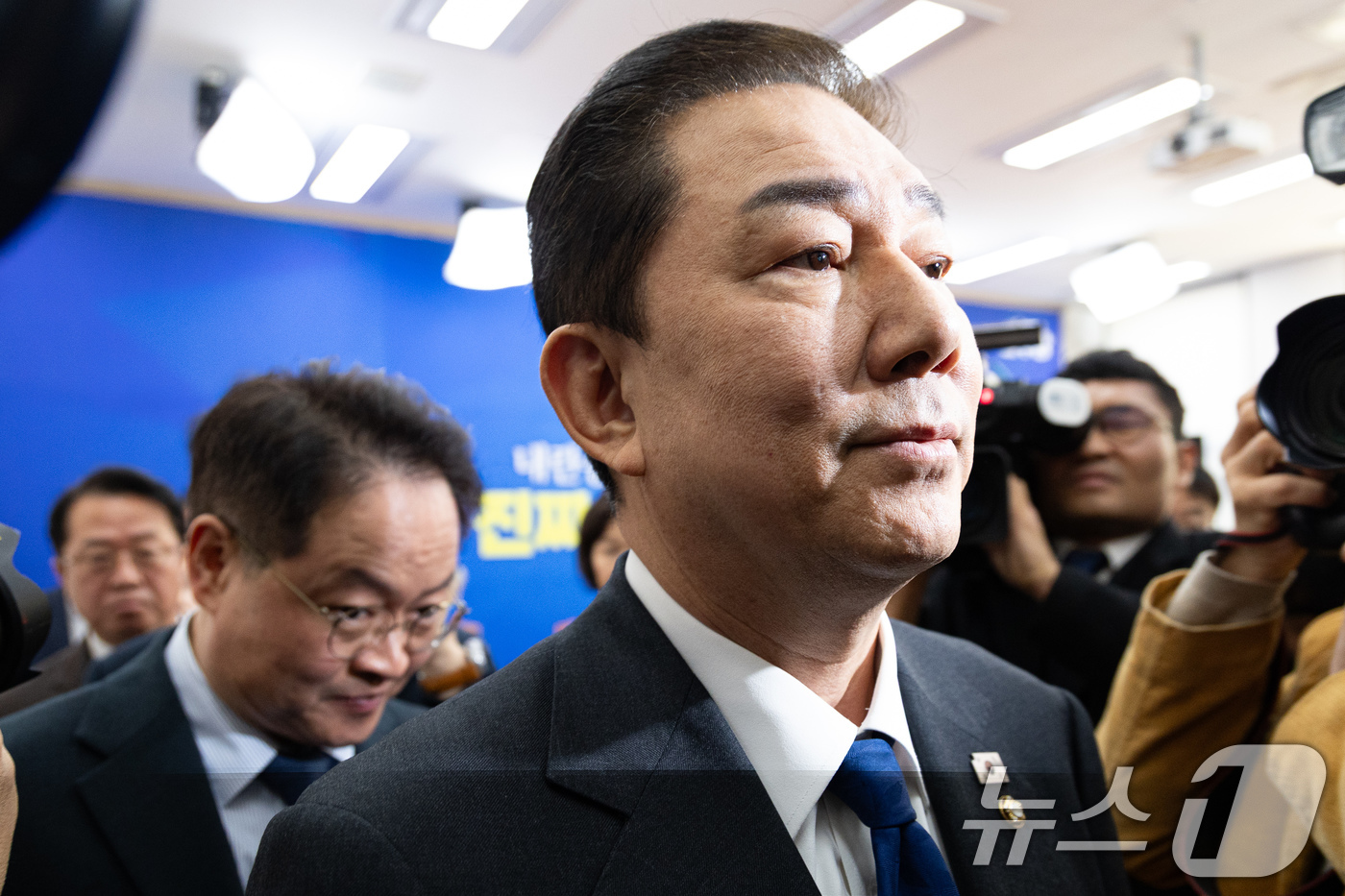 (서울=뉴스1) 유승관 기자 = 김병기 더불어민주당 원내대표가 30일 서울 여의도 국회에서 열린 원내대책회의에서 원내대표직 사퇴를 밝힌 후 회의실을 나서고 있다. 2025.12.3 …