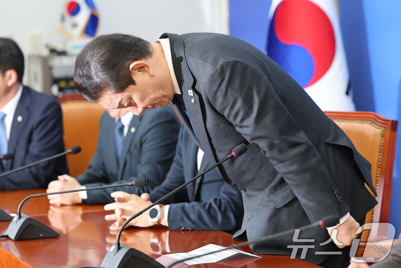 본문 이미지 - 김병기 더불어민주당 원내대표가 30일 서울 여의도 국회에서 열린 원내대책회의에서 원내대표직 사퇴를 밝히기 앞서 고개 숙여 사과하고 있다. 2025.12.30/뉴스1 ⓒ News1 이승배 기자