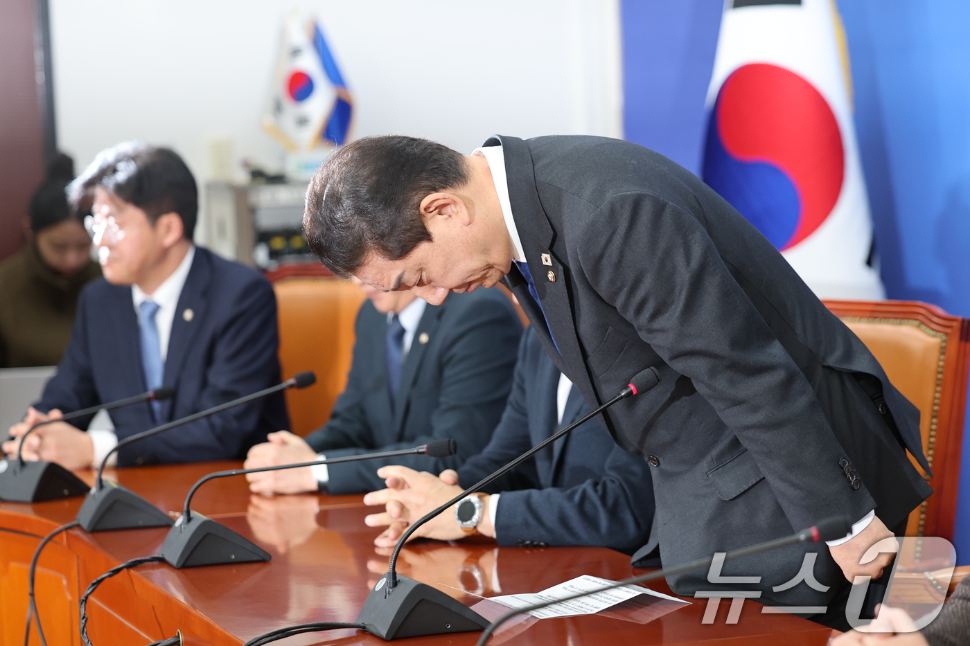 (서울=뉴스1) 이승배 기자 = 김병기 더불어민주당 원내대표가 30일 서울 여의도 국회에서 열린 원내대책회의에서 원내대표직 사퇴를 밝히기 앞서 고개 숙여 사과하고 있다. 2025. …