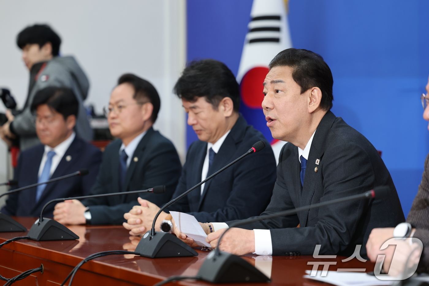 (서울=뉴스1) 이승배 기자 = 김병기 더불어민주당 원내대표가 30일 서울 여의도 국회에서 열린 원내대책회의에서 원내대표직 사퇴를 밝히고 있다. 2025.12.30/뉴스1