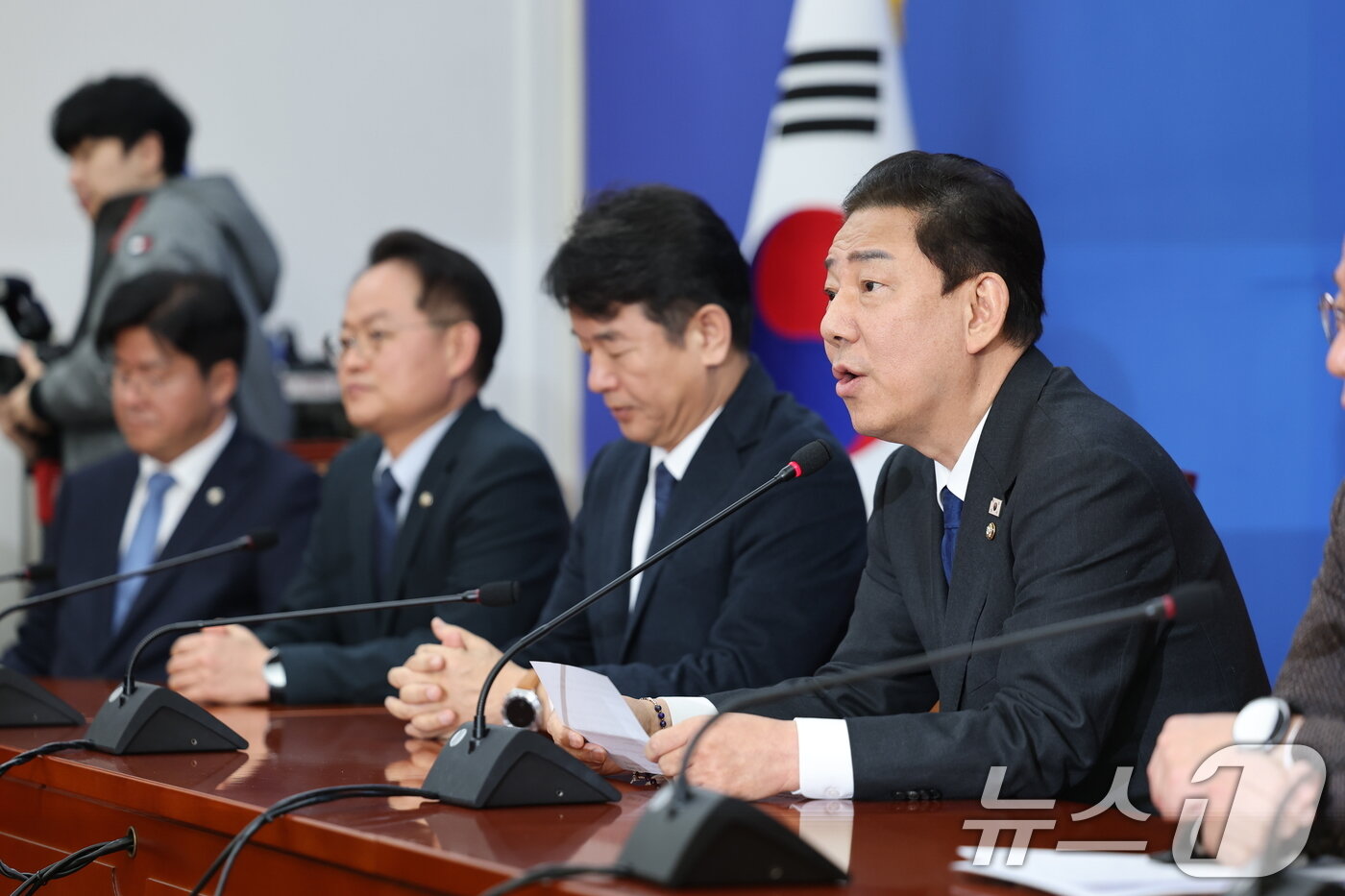 본문 이미지 - 김병기 더불어민주당 원내대표가 30일 서울 여의도 국회에서 열린 원내대책회의에서 원내대표직 사퇴를 밝히고 있다. 2025.12.30/뉴스1 ⓒ News1 이승배 기자