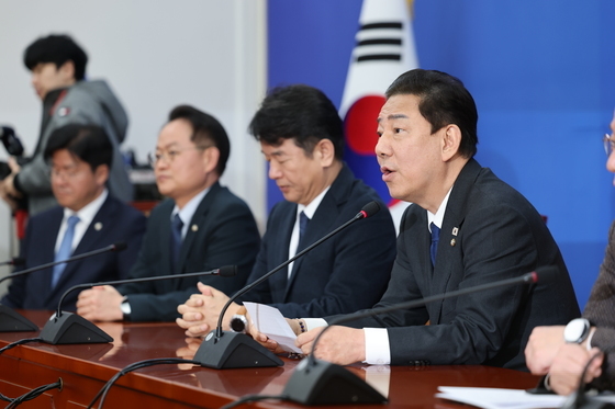 김병기, 원내대표 사퇴…"국민 눈높이 미치지 못해 죄송"