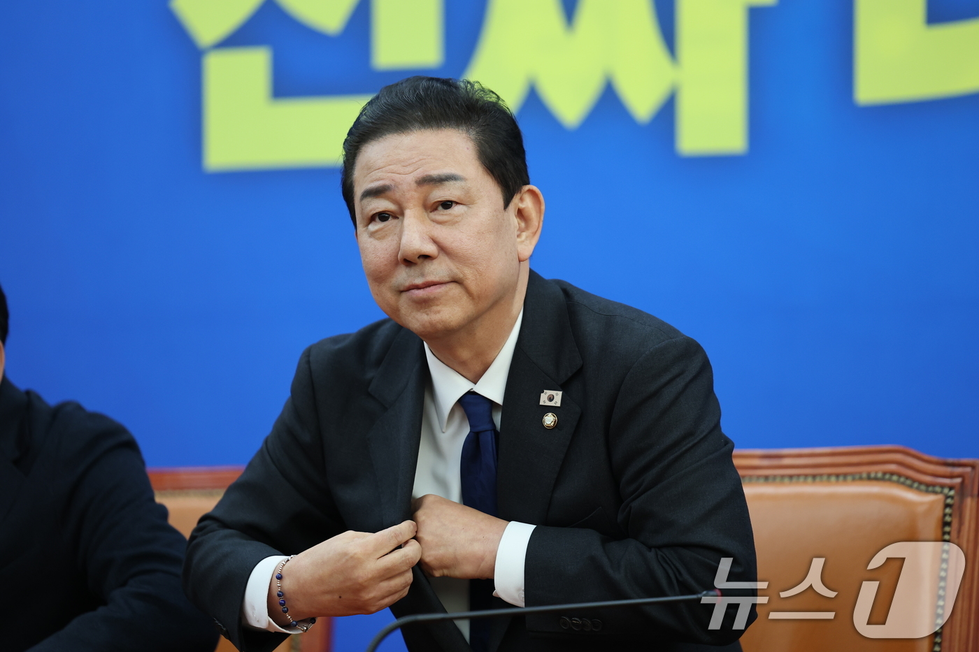 (서울=뉴스1) 이승배 기자 = 김병기 더불어민주당 원내대표가 30일 서울 여의도 국회에서 열린 원내대책회의에 참석하고 있다. 김 원내대표는 최근 불거진 의혹과 관련해 사퇴 입장을 …