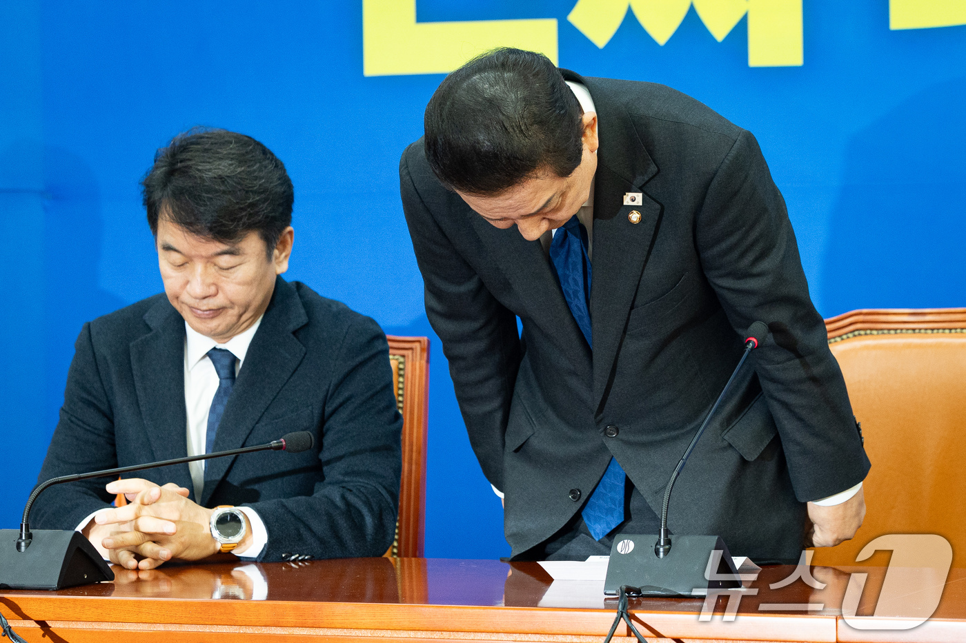 (서울=뉴스1) 유승관 기자 = 김병기 더불어민주당 원내대표가 30일 서울 여의도 국회에서 열린 원내대책회의에서 원내대표직 사퇴를 밝히기 앞서 고개 숙여 사과하고 있다. 2025. …